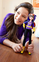 Carregar imagem no visualizador da galeria, DC Super Hero Girls, Batgirl 30 cm. Superheroina - Mattel DLT64