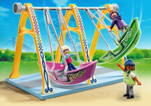 Carregar imagem no visualizador da galeria, barcas columpios  Playmobil pasan horas de diversión empujando y balanceandose estas barcas balancines. Incluye una figura adulto de PLAYMOBIL Y 2 figuras infantiles. Consta de 30 piezas. 