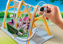 Carregar imagem no visualizador da galeria, barcas columpios  Playmobil pasan horas de diversión empujando y balanceandose estas barcas balancines. Incluye una figura adulto de PLAYMOBIL Y 2 figuras infantiles. Consta de 30 piezas. 