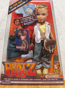      Muñeco Cameron de Bratz Boy serie.     Viene con ropa y zapatos de recambio.     Es Bratz de primera generación, original de 2003.     Nuevo, sin sacar de la caja.     Ideal para coleccionistas o niñas a partir de 6 años.