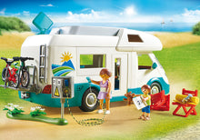 Carregar imagem no visualizador da galeria, Caravana de Verano - Playmobil Family Fun 70088. Con techo desmontable y pared lateral. Equipado con cocina, sala de estar, mini baño y espacios para dormir toda la familia. Tiene muebles de camping, barbacoa y bicicletas. Incluye 135 piezas, incluidas 3 figuras Playmobil