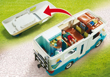 Carregar imagem no visualizador da galeria, Caravana de Verano - Playmobil Family Fun 70088. Con techo desmontable y pared lateral. Equipado con cocina, sala de estar, mini baño y espacios para dormir toda la familia. Tiene muebles de camping, barbacoa y bicicletas. Incluye 135 piezas, incluidas 3 figuras Playmobil