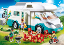 Carregar imagem no visualizador da galeria, Caravana de Verano - Playmobil Family Fun 70088. Con techo desmontable y pared lateral. Equipado con cocina, sala de estar, mini baño y espacios para dormir toda la familia. Tiene muebles de camping, barbacoa y bicicletas. Incluye 135 piezas, incluidas 3 figuras Playmobil