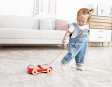 Carregar imagem no visualizador da galeria,  Arrastre Bloques Abecedario - Hape Los bloques tienen letras para que los más pequeños aprendan el alfabeto mientras apilan. Robusto carrito de arrastre con 26 bloques hechos de diferentes letras y colores. 