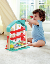 Carregar imagem no visualizador da galeria, Mansión Melódica con Bolas - Hape Experimenta la alegría de la música y la diversión de rodar con nuestro juego de bola descendente por una forma de casa. Navega por el laberinto colorido o extrae el xilófono para tocar melodías. Los niños deberán utilizar el martillito para introducir las bolas en la mansión e iniciar su descenso trepidante y sonoro. 