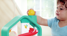 Carregar imagem no visualizador da galeria, Mansión Melódica con Bolas - Hape Experimenta la alegría de la música y la diversión de rodar con nuestro juego de bola descendente por una forma de casa. Navega por el laberinto colorido o extrae el xilófono para tocar melodías. Los niños deberán utilizar el martillito para introducir las bolas en la mansión e iniciar su descenso trepidante y sonoro. 