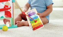 Carregar imagem no visualizador da galeria, Mansión Melódica con Bolas - Hape Experimenta la alegría de la música y la diversión de rodar con nuestro juego de bola descendente por una forma de casa. Navega por el laberinto colorido o extrae el xilófono para tocar melodías. Los niños deberán utilizar el martillito para introducir las bolas en la mansión e iniciar su descenso trepidante y sonoro. 