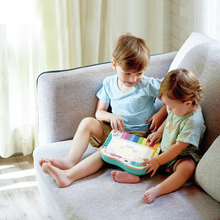 Carregar imagem no visualizador da galeria, Pixel Piano de Madera - Hape, instrumento multifuncional hecho en madera y diseñado para el desarrollo sensorial y cognitivo. Con tres atractivos modos, permite a los niños explorar los tonos del piano, descubrir sonidos de animales pixelados y seguir las teclas iluminadas para aprender melodías. 