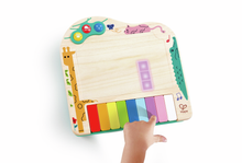 Carregar imagem no visualizador da galeria, Pixel Piano de Madera - Hape, instrumento multifuncional hecho en madera y diseñado para el desarrollo sensorial y cognitivo. Con tres atractivos modos, permite a los niños explorar los tonos del piano, descubrir sonidos de animales pixelados y seguir las teclas iluminadas para aprender melodías. 