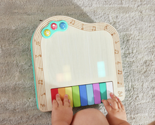 Carregar imagem no visualizador da galeria, Pixel Piano de Madera - Hape, instrumento multifuncional hecho en madera y diseñado para el desarrollo sensorial y cognitivo. Con tres atractivos modos, permite a los niños explorar los tonos del piano, descubrir sonidos de animales pixelados y seguir las teclas iluminadas para aprender melodías. 