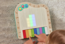 Carregar imagem no visualizador da galeria, Pixel Piano de Madera - Hape, instrumento multifuncional hecho en madera y diseñado para el desarrollo sensorial y cognitivo. Con tres atractivos modos, permite a los niños explorar los tonos del piano, descubrir sonidos de animales pixelados y seguir las teclas iluminadas para aprender melodías. 