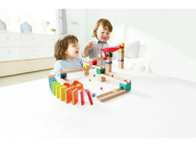 Carregar imagem no visualizador da galeria, Emocionante juego de construcción con materiales combinados de madera y plástico de gran calidad. Preparados, listos, ¡ya! ¡Deja que las canicas rueden hacia abajo por esta pista de dos carriles con curvas, accesorios y obstáculos! Un juego muy emocionante.