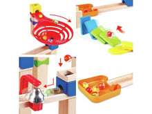 Carregar imagem no visualizador da galeria, Emocionante juego de construcción con materiales combinados de madera y plástico de gran calidad. Preparados, listos, ¡ya! ¡Deja que las canicas rueden hacia abajo por esta pista de dos carriles con curvas, accesorios y obstáculos! Un juego muy emocionante.
