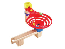Carregar imagem no visualizador da galeria, Emocionante juego de construcción con materiales combinados de madera y plástico de gran calidad. Preparados, listos, ¡ya! ¡Deja que las canicas rueden hacia abajo por esta pista de dos carriles con curvas, accesorios y obstáculos! Un juego muy emocionante.