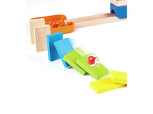 Carregar imagem no visualizador da galeria, Emocionante juego de construcción con materiales combinados de madera y plástico de gran calidad. Preparados, listos, ¡ya! ¡Deja que las canicas rueden hacia abajo por esta pista de dos carriles con curvas, accesorios y obstáculos! Un juego muy emocionante.