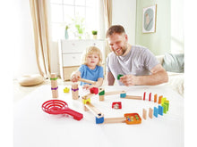 Carregar imagem no visualizador da galeria, Emocionante juego de construcción con materiales combinados de madera y plástico de gran calidad. Preparados, listos, ¡ya! ¡Deja que las canicas rueden hacia abajo por esta pista de dos carriles con curvas, accesorios y obstáculos! Un juego muy emocionante.