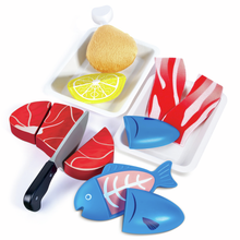 Cargar imagen en el visor de la galería,  Ideal para enseñar a los niños conceptos sobre ingredientes, cocina y comida saludable. Reúne tus ingredientes y prepárate para cocinar. Usa el cuchillo de juguete y tus propias manos para preparar los diferentes alimentos. El filete, el pescado y el muslo de pollo se separan para darles más realismo, y el limón puede exprimirse.