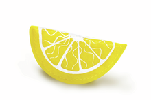 Cargar imagen en el visor de la galería,  Ideal para enseñar a los niños conceptos sobre ingredientes, cocina y comida saludable. Reúne tus ingredientes y prepárate para cocinar. Usa el cuchillo de juguete y tus propias manos para preparar los diferentes alimentos. El filete, el pescado y el muslo de pollo se separan para darles más realismo, y el limón puede exprimirse.