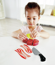 Cargar imagen en el visor de la galería,  Ideal para enseñar a los niños conceptos sobre ingredientes, cocina y comida saludable. Reúne tus ingredientes y prepárate para cocinar. Usa el cuchillo de juguete y tus propias manos para preparar los diferentes alimentos. El filete, el pescado y el muslo de pollo se separan para darles más realismo, y el limón puede exprimirse.