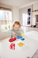 Cargar imagen en el visor de la galería,  Ideal para enseñar a los niños conceptos sobre ingredientes, cocina y comida saludable. Reúne tus ingredientes y prepárate para cocinar. Usa el cuchillo de juguete y tus propias manos para preparar los diferentes alimentos. El filete, el pescado y el muslo de pollo se separan para darles más realismo, y el limón puede exprimirse.