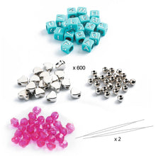 Cargar imagen en el visor de la galería, Un completo kit con 1000 cuentas para crear pulseras preciosas con nombres o mensajes. Una selección de cuentas de colores y plateadas para lograr resultados armoniosos en cada ocasión. Ensarta las cuentas en el cordón elástico para crear pulseras únicas a tu gusto.