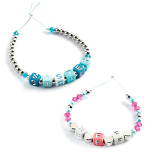 Cargar imagen en el visor de la galería, Un completo kit con 1000 cuentas para crear pulseras preciosas con nombres o mensajes. Una selección de cuentas de colores y plateadas para lograr resultados armoniosos en cada ocasión. Ensarta las cuentas en el cordón elástico para crear pulseras únicas a tu gusto.