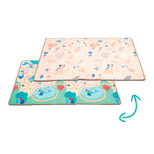 Carregar imagem no visualizador da galeria,  Alfombra de Juegos Reversible - LUDI ¡Una alfombra grande para divertirse en compañía! Descubre la alfombra plegable reversible que ofrece un espacio de juego amplio y versátil para niños de todas las edades. Con su gran tamaño y su material suave y cómodo, esta alfombra es ideal para estimular la motricidad fina de bebés y niños mayores.¡Dos caras para el doble de diversión!