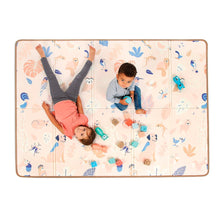 Carregar imagem no visualizador da galeria,  Alfombra de Juegos Reversible - LUDI ¡Una alfombra grande para divertirse en compañía! Descubre la alfombra plegable reversible que ofrece un espacio de juego amplio y versátil para niños de todas las edades. Con su gran tamaño y su material suave y cómodo, esta alfombra es ideal para estimular la motricidad fina de bebés y niños mayores.¡Dos caras para el doble de diversión!