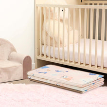 Carregar imagem no visualizador da galeria,  Alfombra de Juegos Reversible - LUDI ¡Una alfombra grande para divertirse en compañía! Descubre la alfombra plegable reversible que ofrece un espacio de juego amplio y versátil para niños de todas las edades. Con su gran tamaño y su material suave y cómodo, esta alfombra es ideal para estimular la motricidad fina de bebés y niños mayores.¡Dos caras para el doble de diversión!