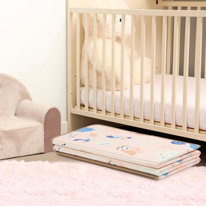  Alfombra de Juegos Reversible - LUDI ¡Una alfombra grande para divertirse en compañía! Descubre la alfombra plegable reversible que ofrece un espacio de juego amplio y versátil para niños de todas las edades. Con su gran tamaño y su material suave y cómodo, esta alfombra es ideal para estimular la motricidad fina de bebés y niños mayores.¡Dos caras para el doble de diversión!