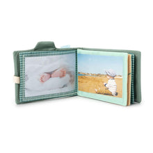 Carregar imagem no visualizador da galeria, Album de Fotos Joe - Lilliputiens Sorprende a tu bebé con este álbum de fotos de tela que explorará sin parar, Es suave y blandito, y perfecto para que tu bebé explore una y otra vez hasta 10 fotografías