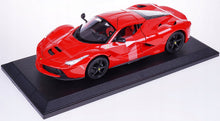 Carregar imagem no visualizador da galeria,  La Ferrari 1/18 - Burago 16001 Disfruta de una reproducción a escala 1/18 de una máquina perfecta de la velocidad como es un modelo LaFerrari de la marca Ferrari. Este detallado modelo de Bburago presenta una carrocería meticulosamente elaborada en metal