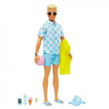 Carregar imagem no visualizador da galeria, Barbie Muñeco Ken The Movie Día de Playa Mattel HPL74 traje de baño azul Ojos azules y pelo pintado rubio reloj de pulsera 