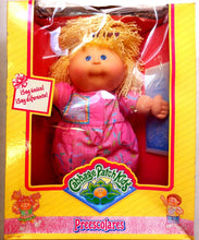 Carregar imagem no visualizador da galeria, Muñeca Cabbage Patch Kids con pelo rubia . Es la muñeca original de 1992. Mide 38 cm aprox. Cuerpo blando. El producto es nuevo.