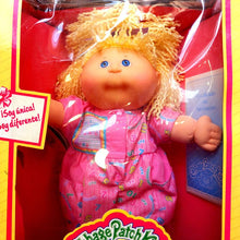 Carregar imagem no visualizador da galeria, Muñeca Cabbage Patch Kids con pelo rubia . Es la muñeca original de 1992. Mide 38 cm aprox. Cuerpo blando. El producto es nuevo.