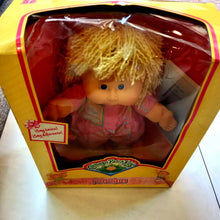Carregar imagem no visualizador da galeria, Muñeca Cabbage Patch Kids con pelo rubia . Es la muñeca original de 1992. Mide 38 cm aprox. Cuerpo blando. El producto es nuevo.