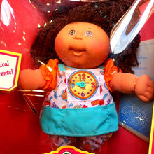 Carregar imagem no visualizador da galeria, Muñeca Cabbage Patch Kids con pelo castaño. Es la muñeca original de 1992. Mide 38 cm aprox. Cuerpo blando. El producto es nuevo