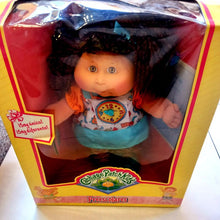 Carregar imagem no visualizador da galeria, Muñeca Cabbage Patch Kids con pelo castaño. Es la muñeca original de 1992. Mide 38 cm aprox. Cuerpo blando. El producto es nuevo