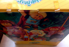 Carregar imagem no visualizador da galeria, Muñeca Cabbage Patch Kids con pelo castaño. Es la muñeca original de 1992. Mide 38 cm aprox. Cuerpo blando. El producto es nuevo