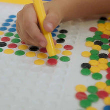 Carregar imagem no visualizador da galeria, tablero con fichas magnéticas de colores, coloca el lápiz magnético sobre la cubierta de plástico, selecciona la ficha que quieras mover y deslízala para crear tus propios diseños o los patrones propuestos en las tarjetas, excelente para desarrollar la motricidad fina, también la percepción visual, el reconocimiento de los colores, el conteo, la concentración y la perseverancia.