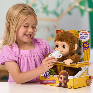 ¡Little Live Pet  Lil Baby Monkey!  aspecto y tacto realista de un bebé mono, también actúa como tal y tiene manos y pies que pueden agarrar, agarrar y abrazarse a objetos. Lil Baby Monkey también su boca es móvil y llama, habla y permite darle de comer. Con más de 50 sonidos y reacciones