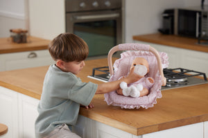  Maxi Cosi con asa reclinable en diferentes posiciones. Incluye babero a conjunto. Con una bonita tela de estampado floreado rosa.  El muñeco que puede ponerse en el capazo puede medir entre 30 y 52 cm.  