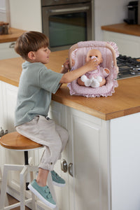  Maxi Cosi con asa reclinable en diferentes posiciones. Incluye babero a conjunto. Con una bonita tela de estampado floreado rosa.  El muñeco que puede ponerse en el capazo puede medir entre 30 y 52 cm.  