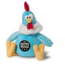 Cargar imagen en el visor de la galería, Gallo de peluche con función despertador. Este símpatico gallito te despertará cada mañana con un alegre quiquiriquí. También puedes grabar un mensaje despertador y con el que te despertará cada día. Mide 32 cm Funciona con 3 pilas AA o con un DC. 