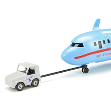 Cargar imagen en el visor de la galería, avión (38,5 cm) con dos potentes motores está listo para embarcar. Pero, ¿quién se sienta dónde? El personal de cabina solo tiene que levantar la solapa delantera del techo y mover a los cuatro pasajeros que ya están sentados. La solapa trasera abre un espacio de almacenamiento para el coche favorito, que se puede llevar de vacaciones. Listo para despegar. El avión está en la posición de salida.