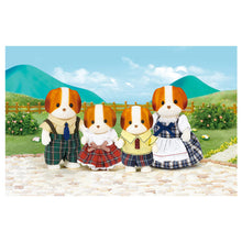 Cargar imagen en el visor de la galería, Familia Perro Chifón Sylvanian Families . Delia y Gordon son la mamá y papá Perro Chifón. El set incluye 4 figuras: 2 adultos y 2 niños. 
