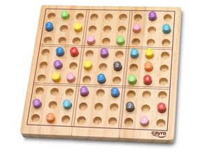 Sudoku de madera en caja de metal. Muy práctico para transportar. El Sudoku es un divertido juego de lógica que consiste en completar una cuadrícula de 9×9 con números del 1 al 9. Contiene 81 fichas. 65 desafíos.