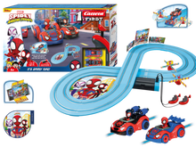 Carregar imagem no visualizador da galeria,  circuito  de Carrera FIRST &#39;It&#39;s Spidey Time&#39;, se une a su amigo Miles Morales, alias Spin, mientras corren alrededor de la pista de 2,4 metros. Numerosos elementos decorativos con diseños de la serie adornan la pista, creando una atmósfera genuina de Spidey en los autódromos de dormitorio. Incluye los 2 coches y los 2 mandos.