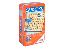 Cargar imagen en el visor de la galería, Sudoku de madera en caja de metal. Muy práctico para transportar. El Sudoku es un divertido juego de lógica que consiste en completar una cuadrícula de 9×9 con números del 1 al 9. Contiene 81 fichas. 65 desafíos.