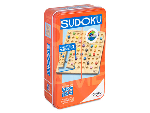 Sudoku de madera en caja de metal. Muy práctico para transportar. El Sudoku es un divertido juego de lógica que consiste en completar una cuadrícula de 9×9 con números del 1 al 9. Contiene 81 fichas. 65 desafíos.